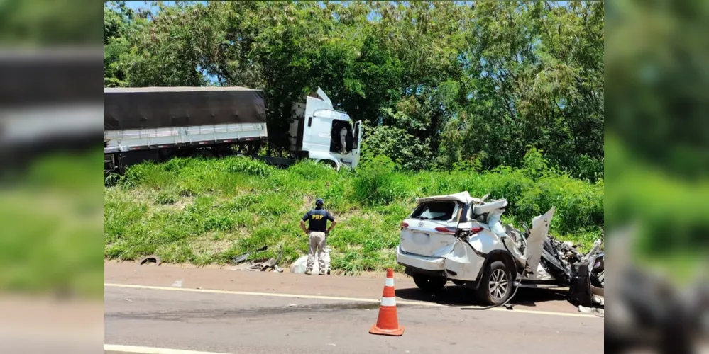 Um dos veículos ficou completamente destruídos