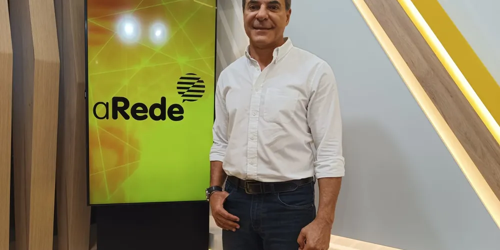 O deputado federal Beto Richa (PSDB) na sede do Grupo aRede
