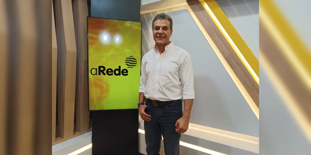 O deputado federal Beto Richa (PSDB) na sede do Grupo aRede