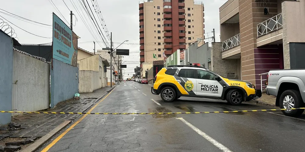 A ocorrência segue em andamento, dificultando o tráfego de veículos