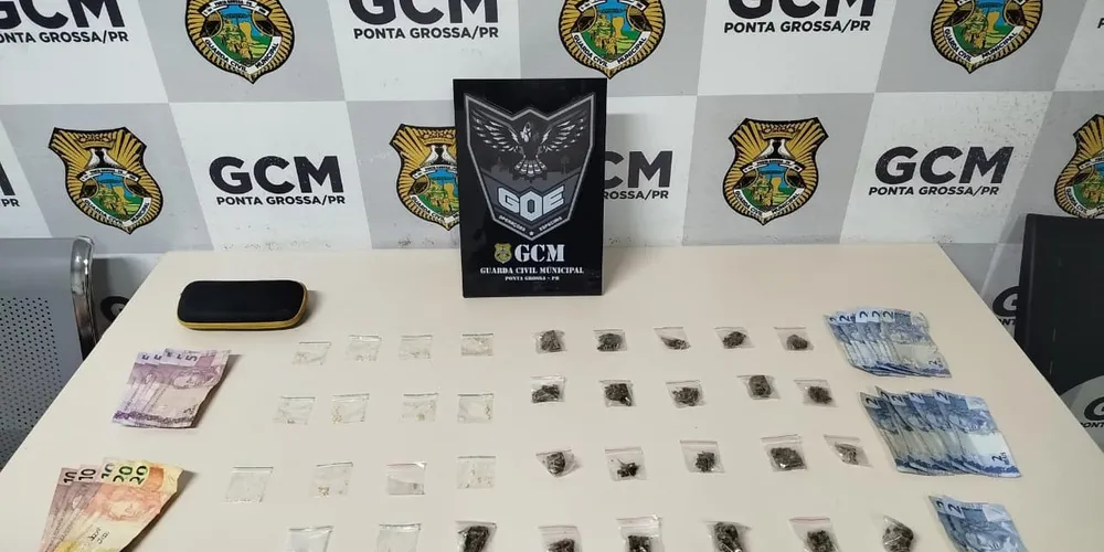 Durante a revista, os agentes encontraram porções de crack, maconha e cocaína