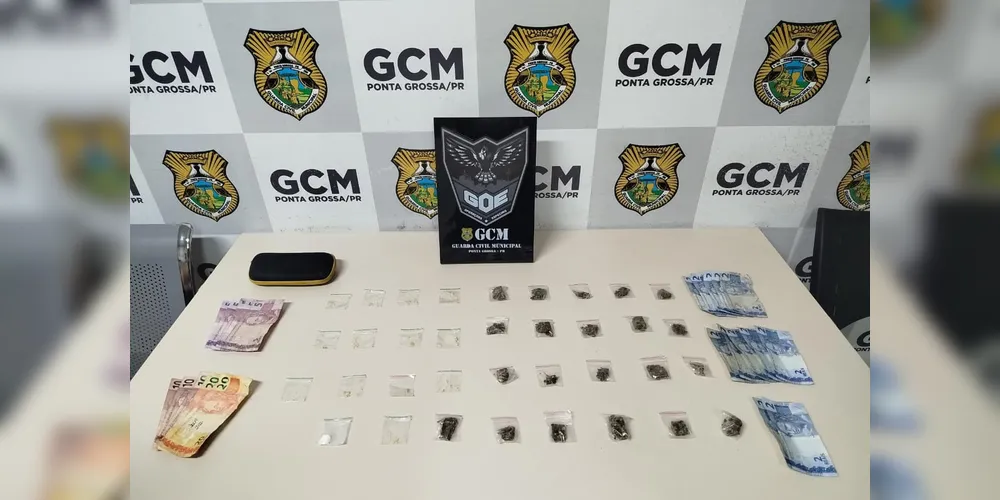 Durante a revista, os agentes encontraram porções de crack, maconha e cocaína