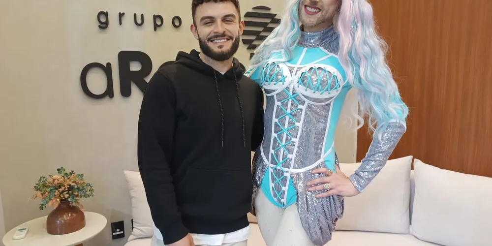 O ativista Guilherme Portela, ao lado da apresentadora oficial do evento, drag queen Cindy Cindy