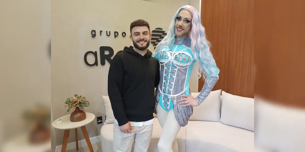 O ativista Guilherme Portela, ao lado da apresentadora oficial do evento, drag queen Cindy Cindy