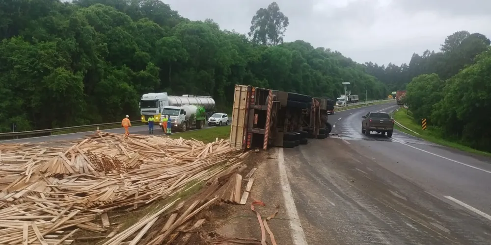 Motorista, de 50 anos, teve ferimentos moderados e foi encaminhado ao hospital de Piraí do Sul