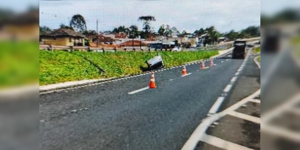 Ao atingir o km 309, o veículo acabou capotando e parando no canteiro central da via