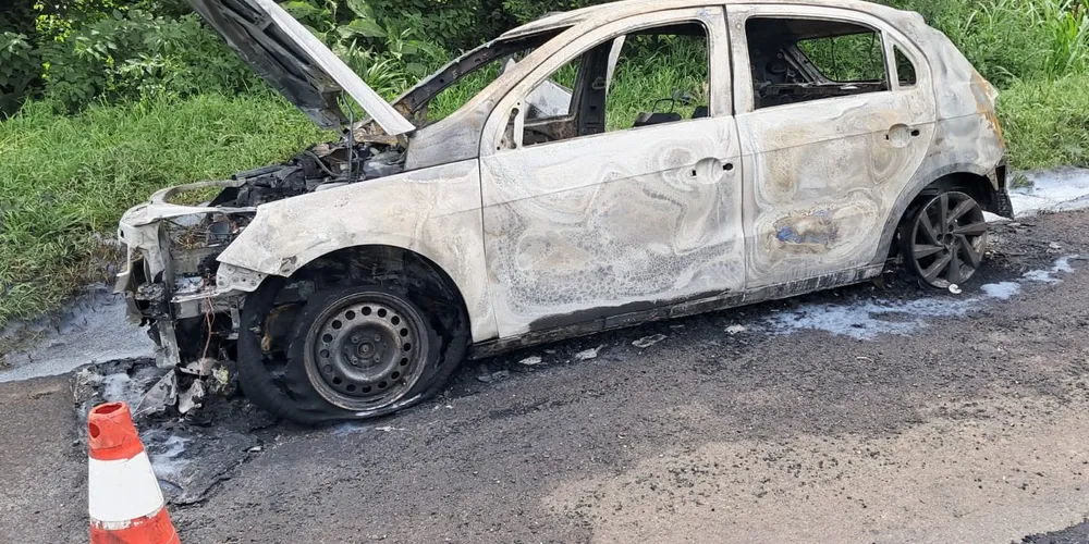 O Volkswagen Gol, com placas de Castro, foi destruído pelas chamas