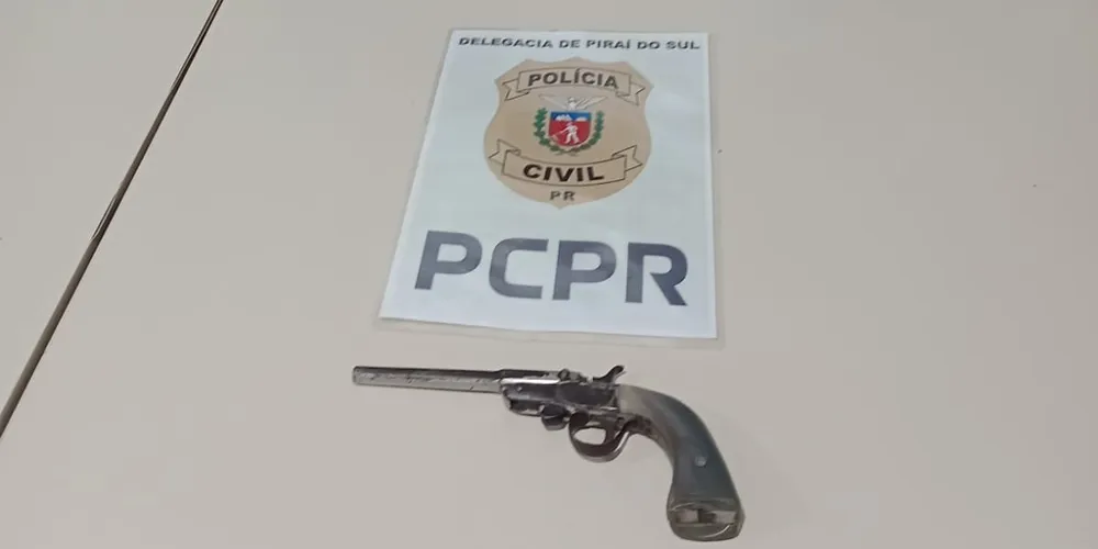 A arma foi apreendida pela Polícia Civil