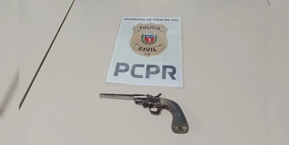 A arma foi apreendida pela Polícia Civil