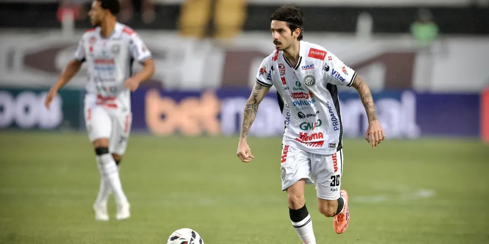 O jogo aconteceu na tarde deste domingo (23), no Estádio Germano Krüger