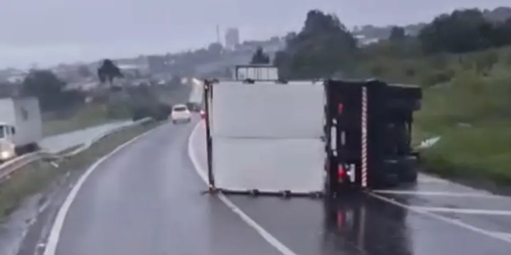 O caminhão tinha placas de São Miguel Arcanjo-SP