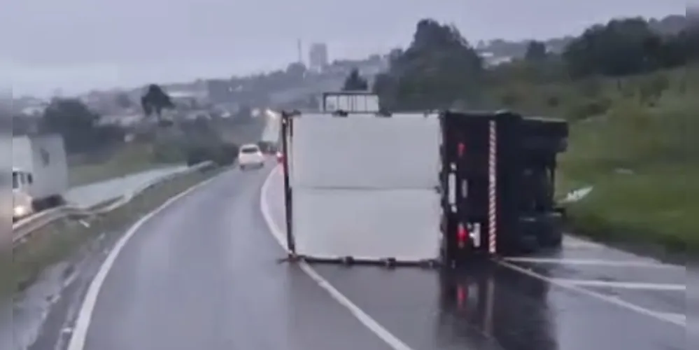 O caminhão tinha placas de São Miguel Arcanjo-SP