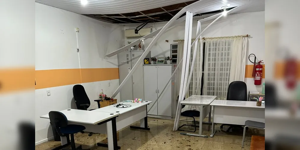 Prédios públicos foram danificados pela forte chuva