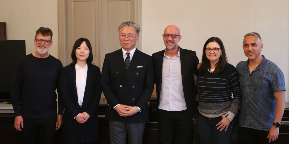 Yasuhiro Mitsui esteve presente na abertura da exposição junto da cônsul responsável pelo setor cultural