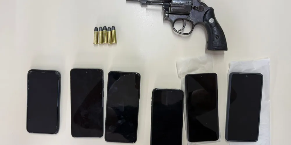 Foram apreendidos cinco munições intactas, um revólver calibre .38 e seis celulares