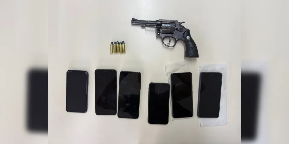 Foram apreendidos cinco munições intactas, um revólver calibre .38 e seis celulares