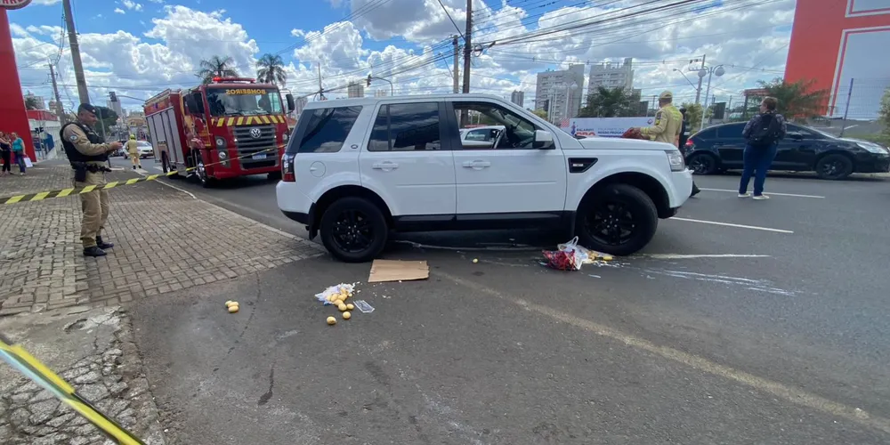 Uma Land Rover Freelander, que saía de um estacionamento, atropelou e passou por cima da idosa