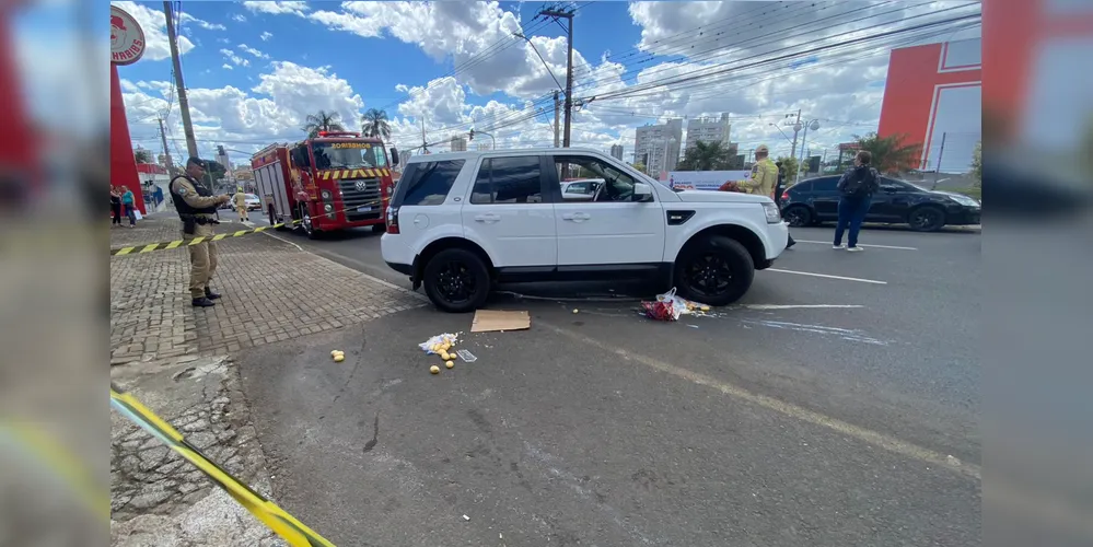 Uma Land Rover Freelander, que saía de um estacionamento, atropelou e passou por cima da idosa