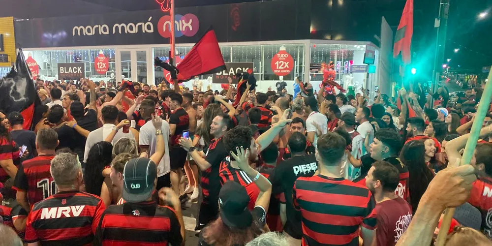 Registro tirado na comemoração do título da Libertadores 2025, na avenida Vicente Machado, em Ponta Grossa