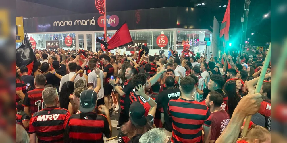 Registro tirado na comemoração do título da Libertadores 2025, na avenida Vicente Machado, em Ponta Grossa