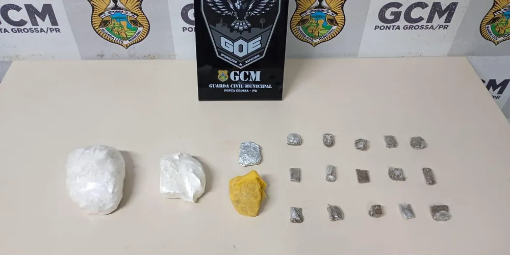 Cocaína, crack e maconha foram localizadas dentro da sacola deixada pelo suspeito