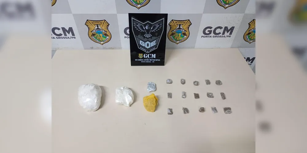 Cocaína, crack e maconha foram localizadas dentro da sacola deixada pelo suspeito