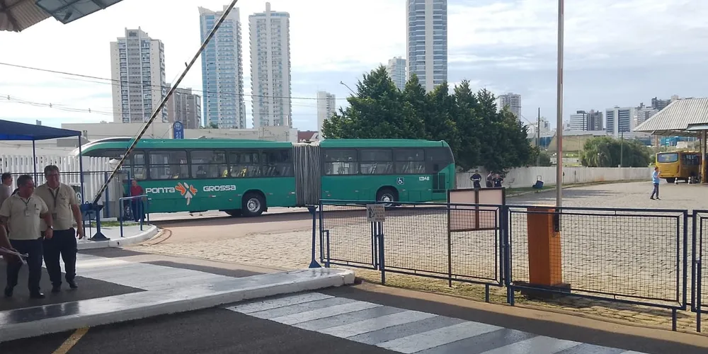 Ônibus articulado da VCG trancou o portão principal da garagem de ônibus