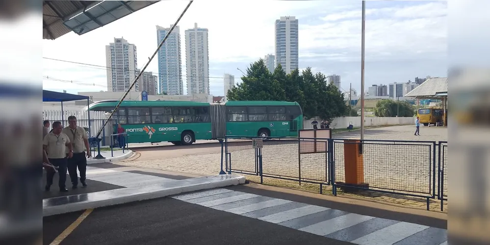 Ônibus articulado da VCG trancou o portão principal da garagem de ônibus