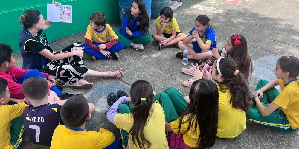 A turma iniciou os trabalhos com a leitura em roda da história em quadrinhos