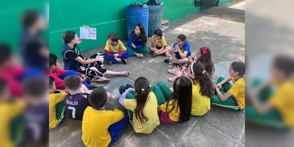 A turma iniciou os trabalhos com a leitura em roda da história em quadrinhos