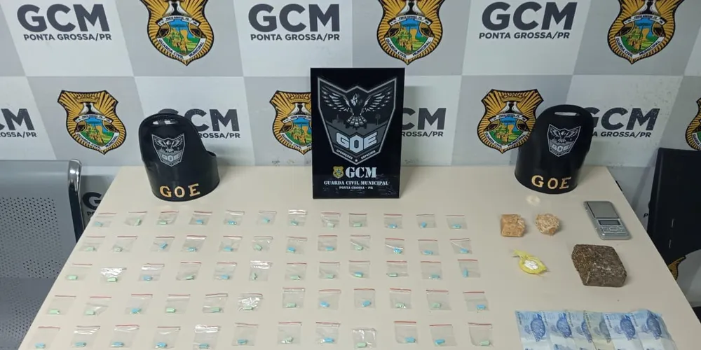 Os guardas encontraram uma sacola contendo cerca de 100 gramas de crack, 500 gramas de maconha, 10 gramas de cocaína, 72 comprimidos de ecstasy