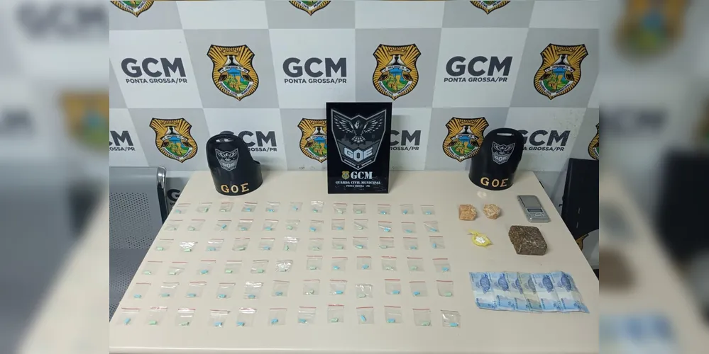 Os guardas encontraram uma sacola contendo cerca de 100 gramas de crack, 500 gramas de maconha, 10 gramas de cocaína, 72 comprimidos de ecstasy