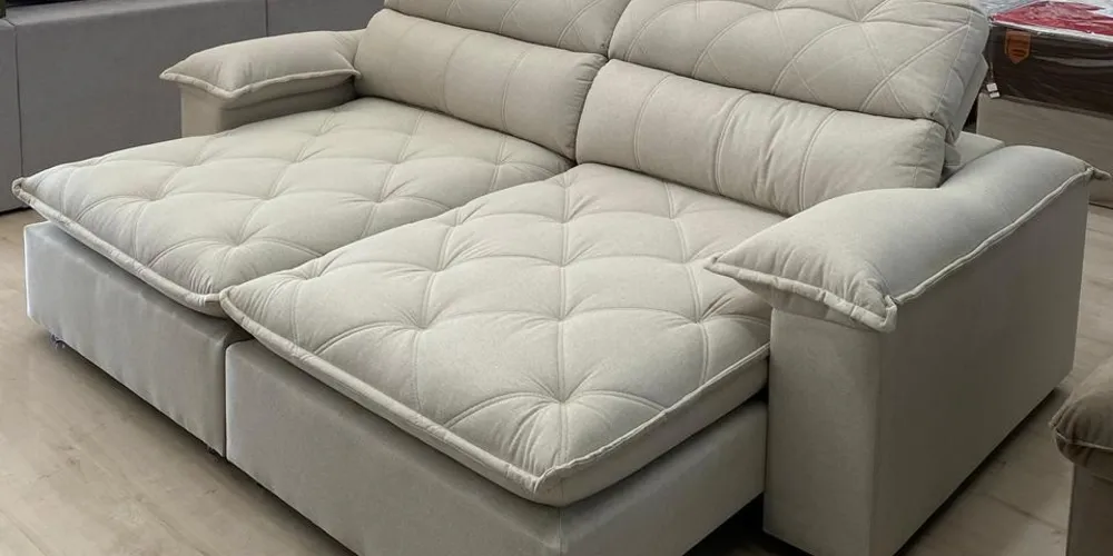 A LCA conta com produtos a pronta entrega, incluindo estofados, colchões, mesas, cadeiras, racks e itens de decoração