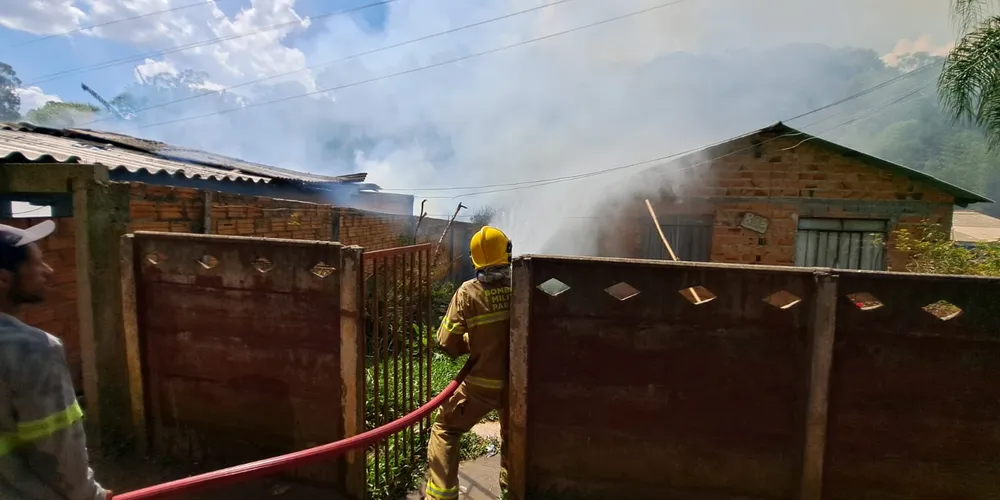 Bombeiros estiveram no local