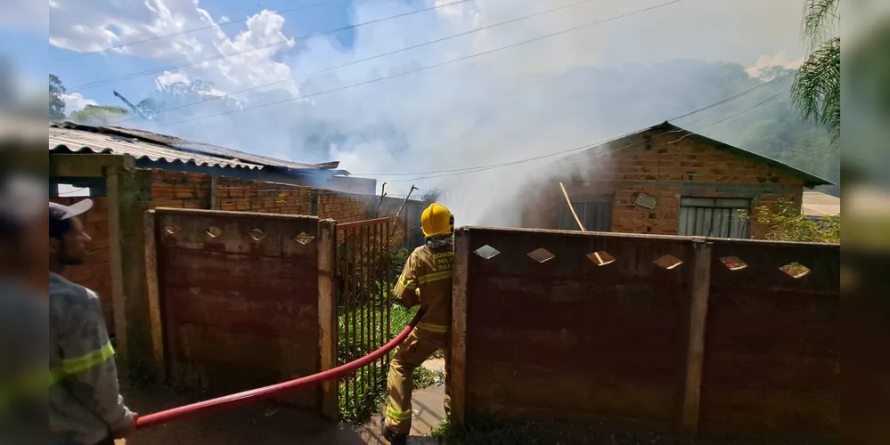 Bombeiros estiveram no local