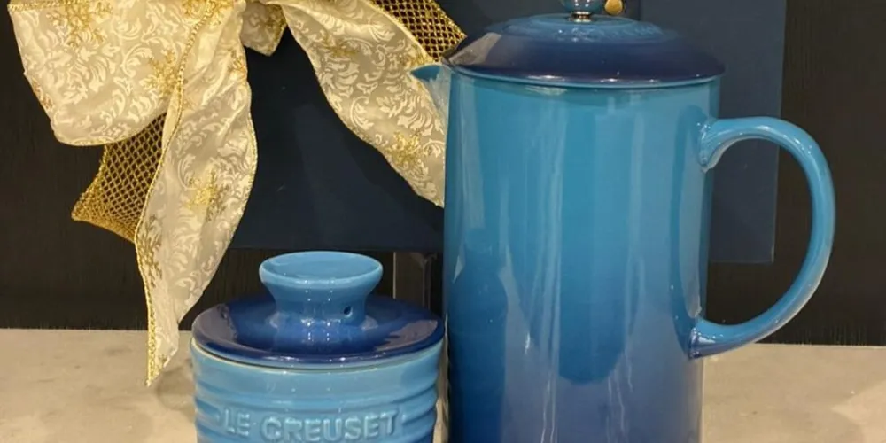 Clássico, elegante e atemporal. Este kit reúne uma prensa francesa Le Creuset e uma manteigueira Le Creuset, criando um ritual de café da manhã inspirado no lifestyle europeu. É uma combinação que une design, tradição e a qualidade inconfundível da Le Creuset.