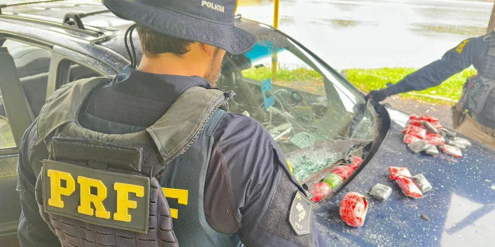 O homem foi preso em flagrante e encaminhado, juntamente com o veículo e a droga