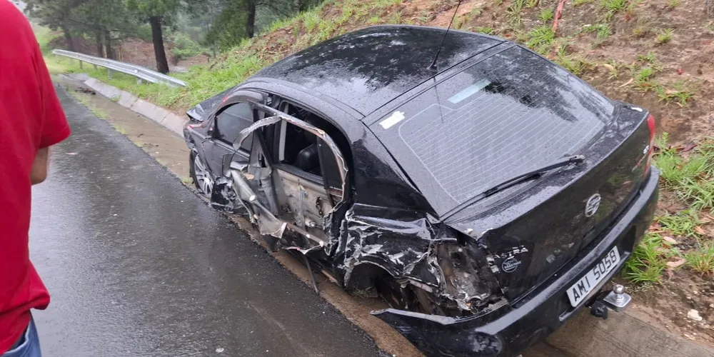 O veículo rodou na pista e acabou colidindo com um caminhão Scania P340 branco