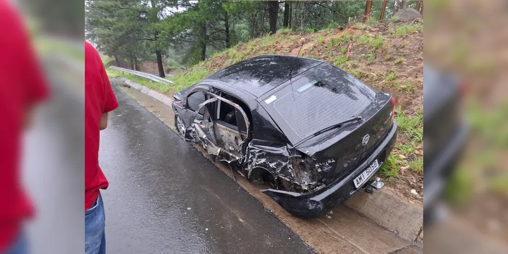 O veículo rodou na pista e acabou colidindo com um caminhão Scania P340 branco