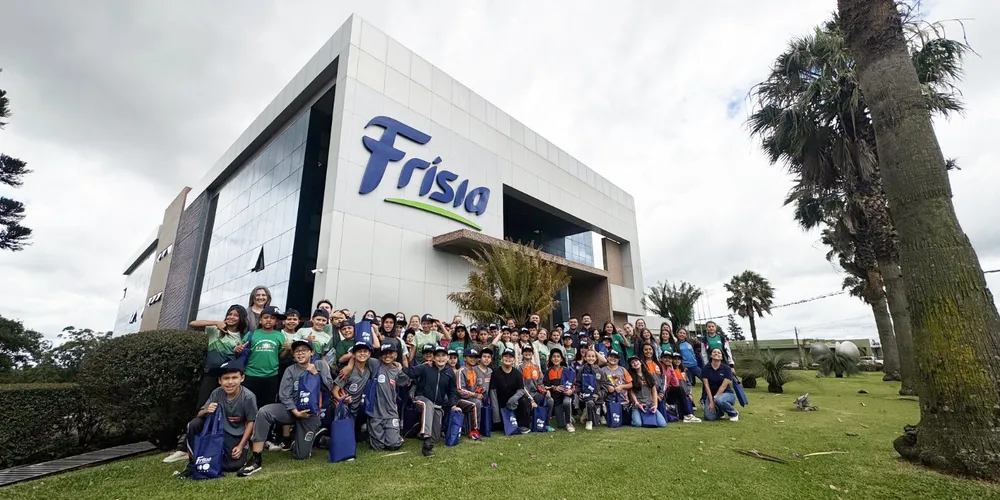 Como encerramento das ações em parceria com a Frísia em 2025, o projeto realizou um concurso especial que premiou mais de 60 alunos na sede da cooperativa em Carambeí