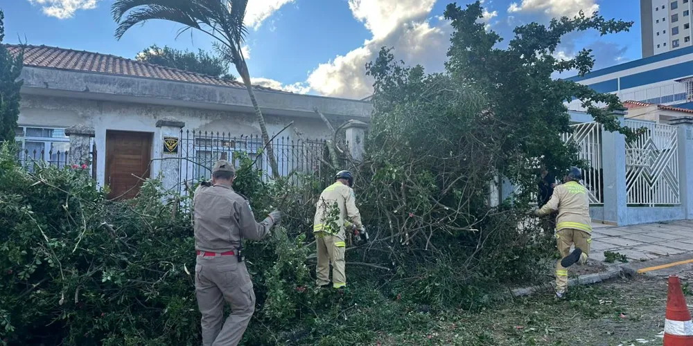 Frente da residência atingida pelas rajadas de vento em Ponta Grossa