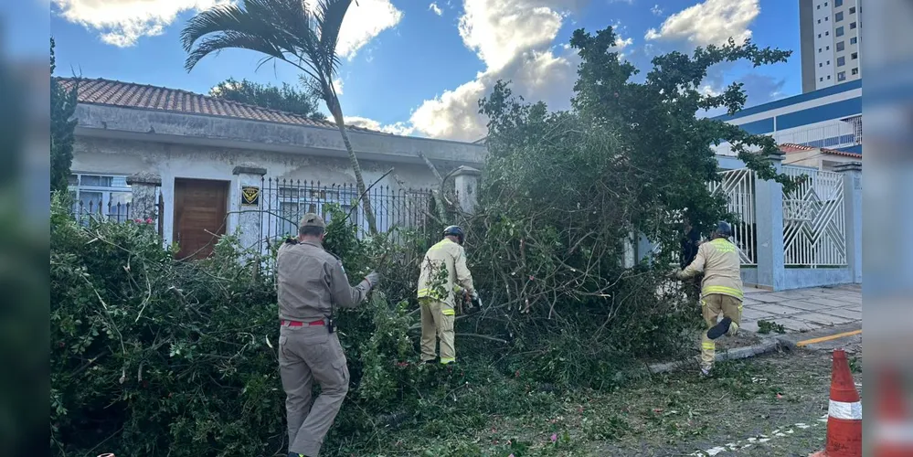 Frente da residência atingida pelas rajadas de vento em Ponta Grossa