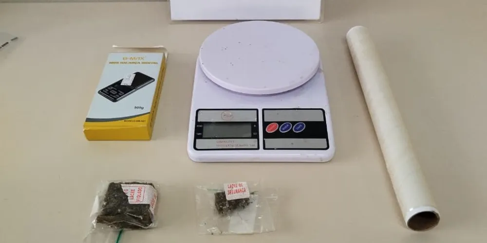 Foram encaminhados para a delegacia uma balança de precisão, material utilizado para embalar drogas e 29 gramas de substância análoga à maconha