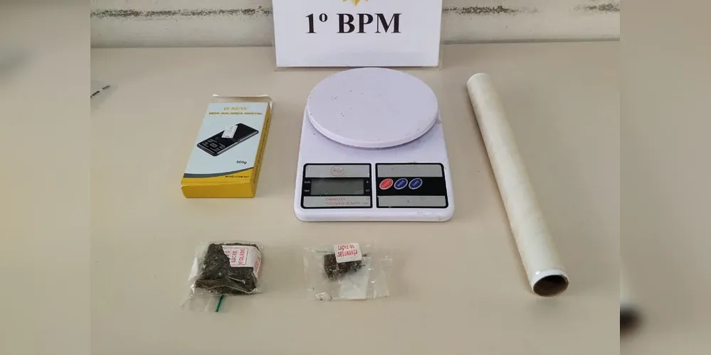 Foram encaminhados para a delegacia uma balança de precisão, material utilizado para embalar drogas e 29 gramas de substância análoga à maconha