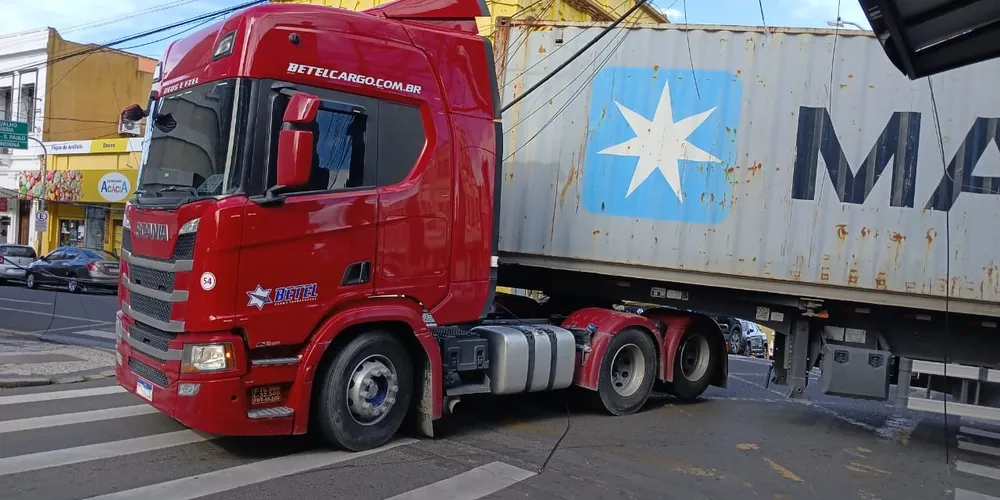 Caminhão iria da rua Santos Dumont para rua Dr. Colares