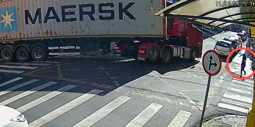 Vítima estava atravessando a rua e, ao cessar a calçada, acabou sendo impactada com os fios