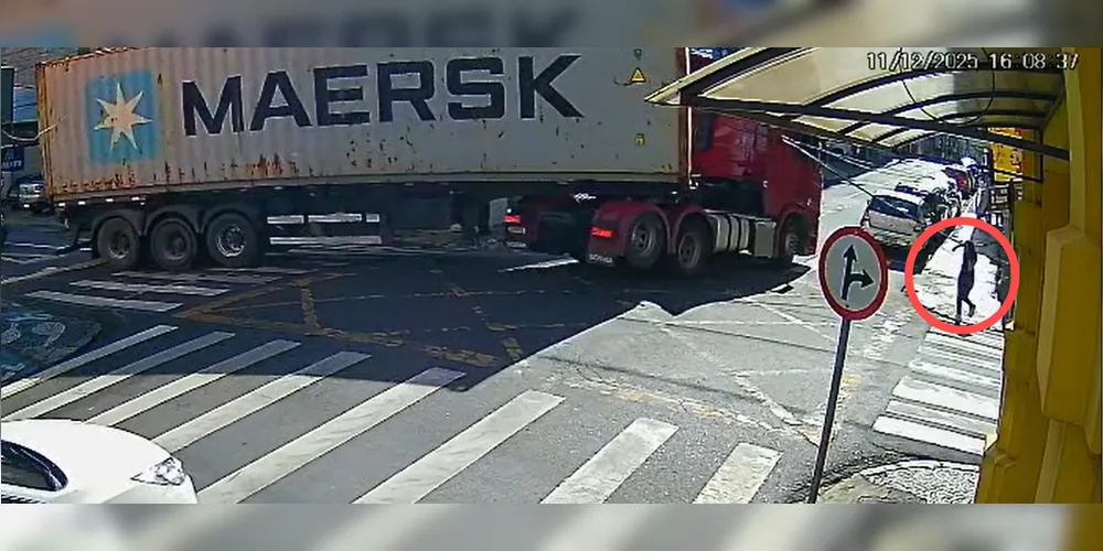 Vítima estava atravessando a rua e, ao cessar a calçada, acabou sendo impactada com os fios