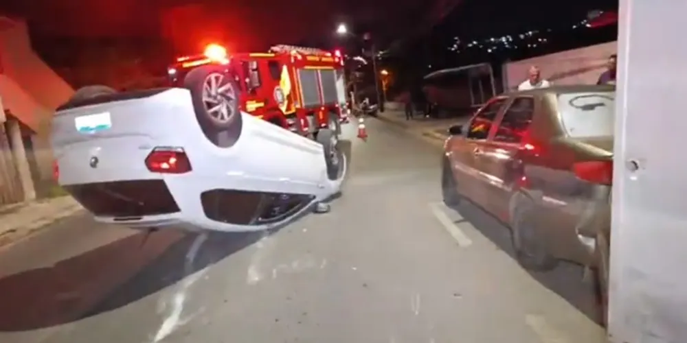 Imagem ilustrativa da imagem Carro capota e motorista foge da cena em Ponta Grossa