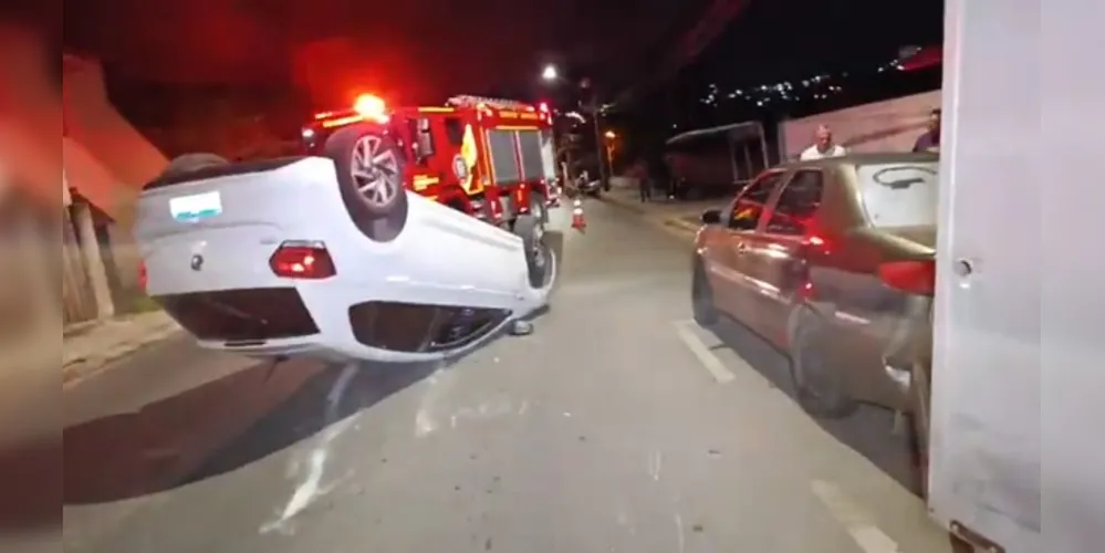 Imagem ilustrativa da imagem Carro capota e motorista foge da cena em Ponta Grossa