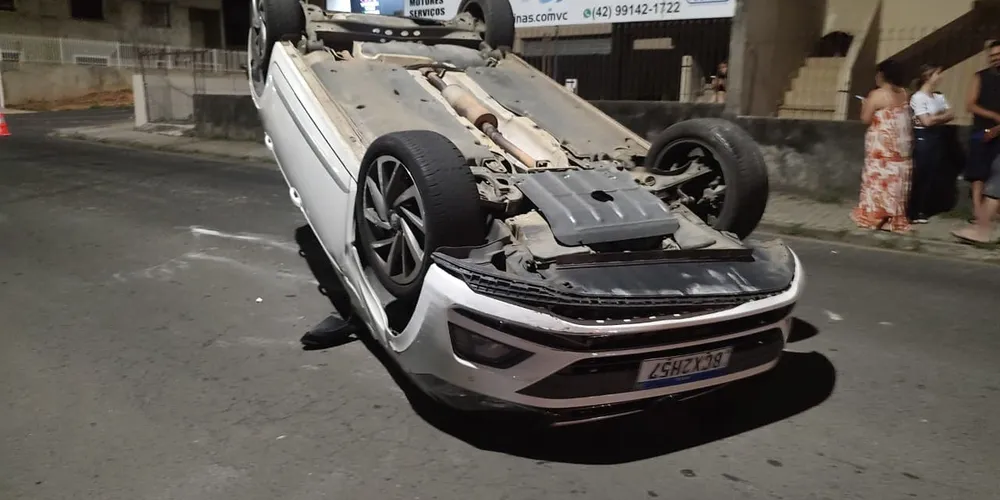 Carro ficou parado na via pública